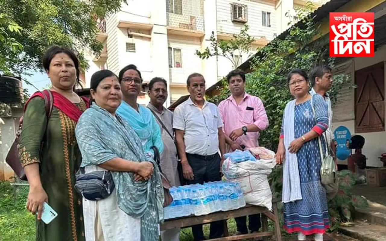 খাৰঘূলিৰ জল বিস্ফোৰণত ক্ষতিগ্ৰস্ত পৰিয়ালক সাহাৰ্য প্ৰদান আপ অসমৰ...