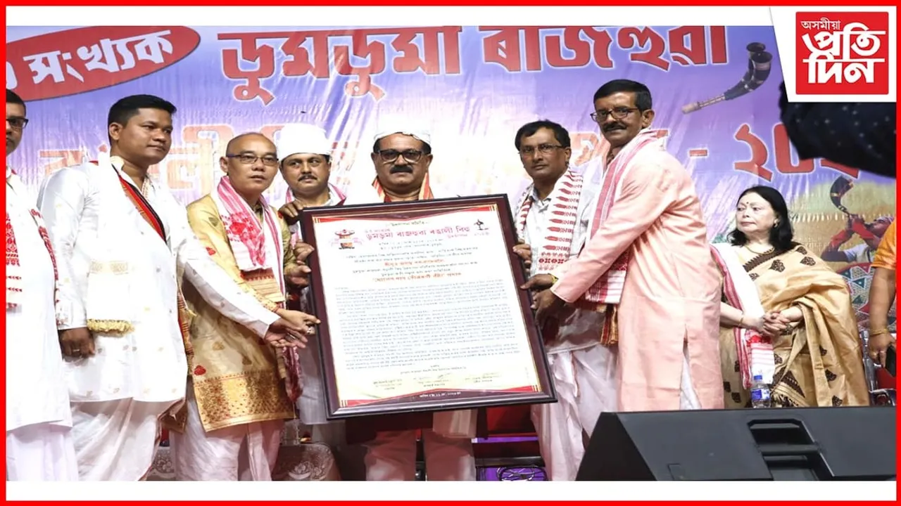 অসমীয়া প্ৰতিদিনৰ সম্পাদক জয়ন্ত বৰুৱালৈ 'যোগেশ দাস সোঁৱৰণী' বঁটা...