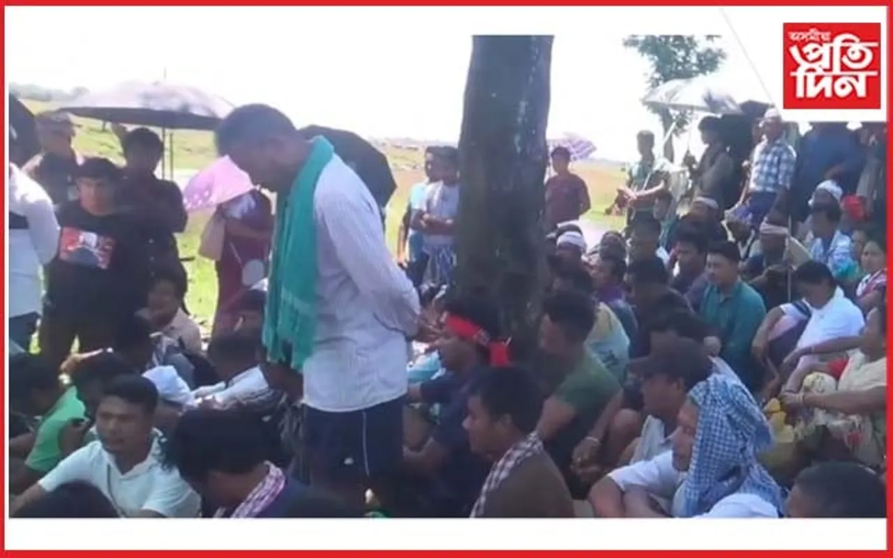 জোনাইত শ শ গৰু-ম'হলৈ মহকুমাধিপতি কাৰ্যালয় অভিমুখী গো-পালক