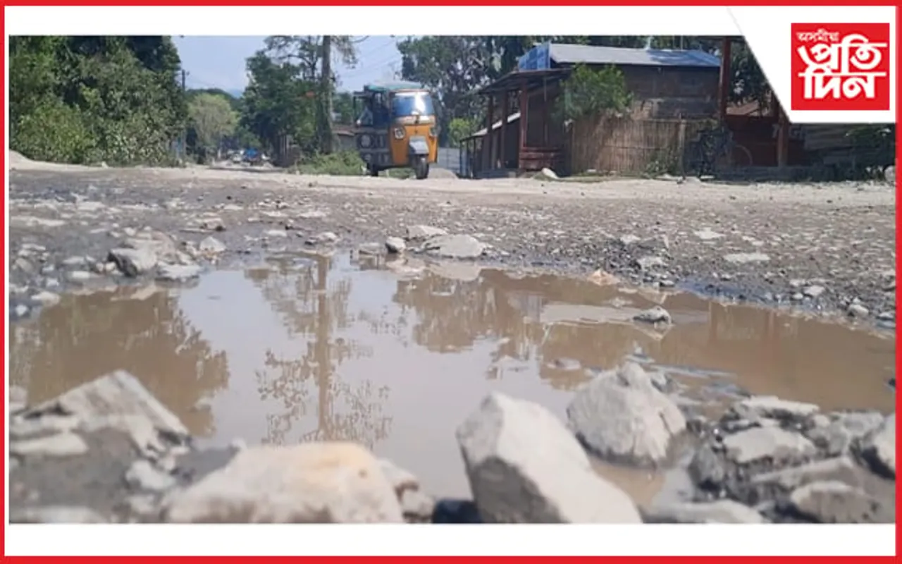 আমনি-শালনা সংযোগী বিধ্বস্ত পথৰ মেৰামতিৰ দাবীত জনতাৰ প্ৰতিবাদ...