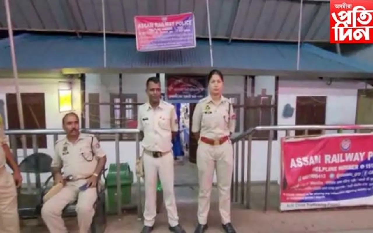 এইবাৰ  ভাং সৰবৰাহকাৰী ৰূপত মহিলা গেং