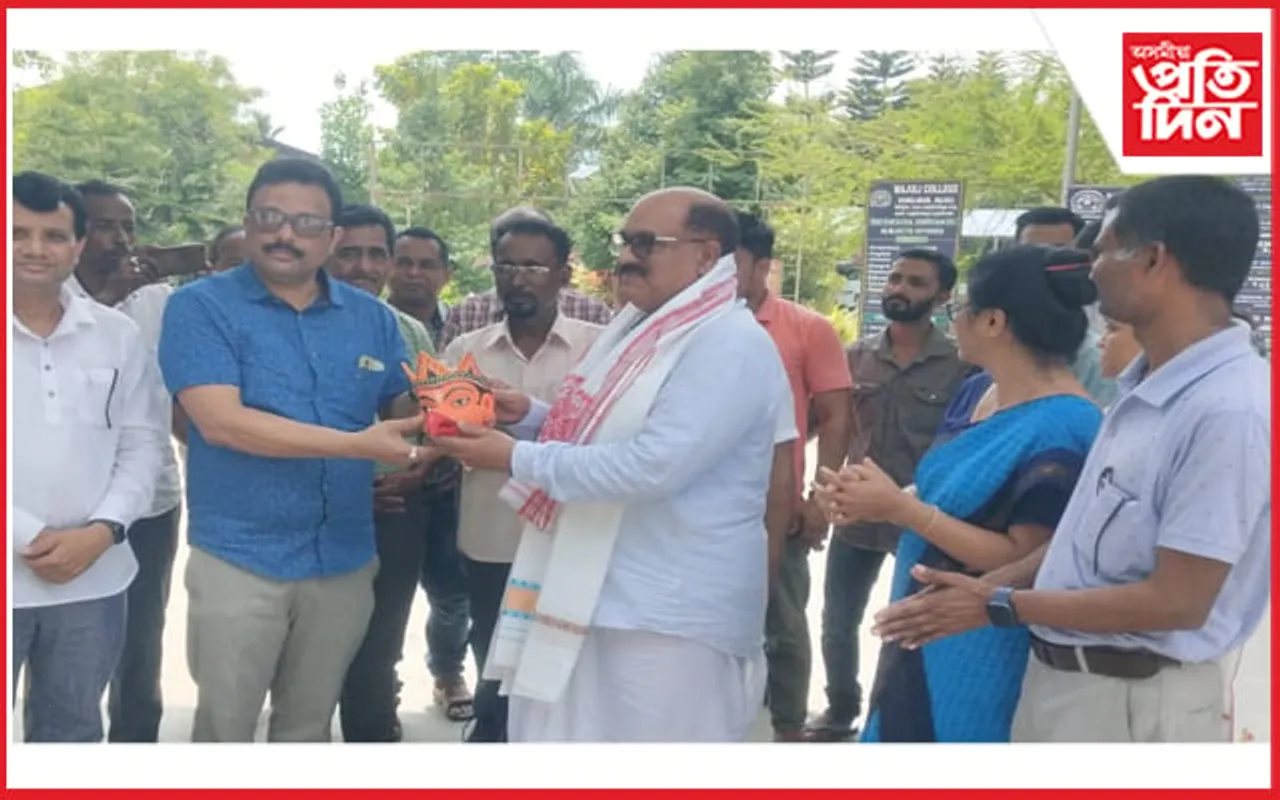 মাজুলীত সাদিন-প্ৰতিদিন গোষ্ঠীৰ স্বত্বাধিকাৰ জয়ন্ত বৰুৱা, সত্ৰত সেৱা গ্ৰহণ কৰি হৈ পৰিল আৱেগিক...