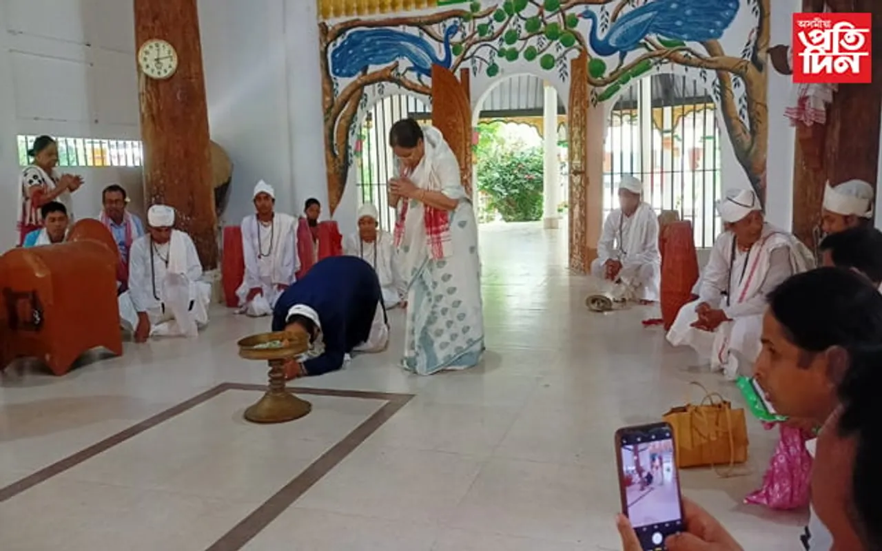 মাজুলীত কেইবাখনো সত্ৰৰ সত্ৰাধিকাৰৰ আশীৰ্বাদ গ্ৰহন সাদিন, প্ৰতিদিন গোষ্ঠীৰ স্বত্বাধিকাৰ জয়ন্ত বৰুৱাৰ...
