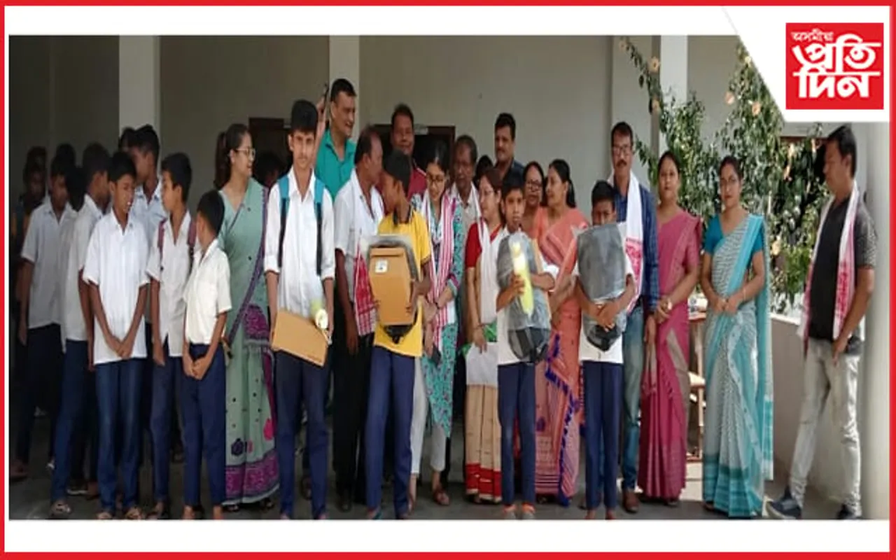 অনুসূচিত জাতি উন্নয়ন বৰ্ডৰ উদ্যোগত ছাত্ৰ-ছাত্ৰীক খেলৰ সামগ্ৰী বিতৰণ...