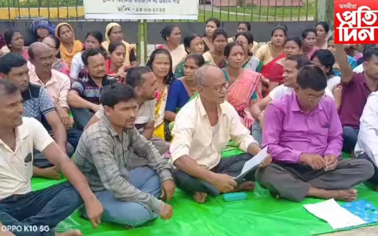প্ৰতিবাদত নামিল পঞ্চায়ত কৰ্মী: কাৰ্যালয়ৰ গেট বন্ধ কৰি ধৰ্ণা প্ৰতিনিধিৰ...
