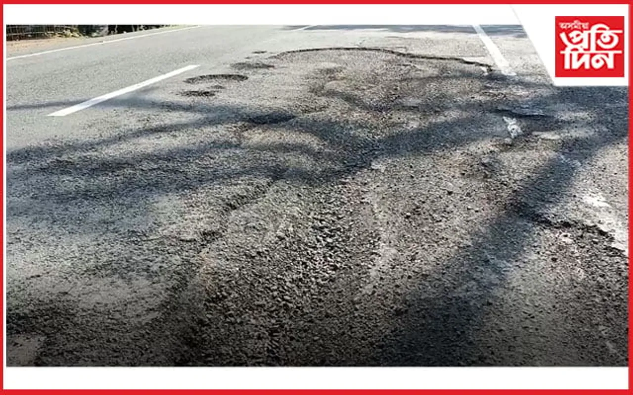 কাজিৰঙাৰ এটা বিধ্বস্ত পথে জলা-কলা খুৱাইছে ৰাইজক...