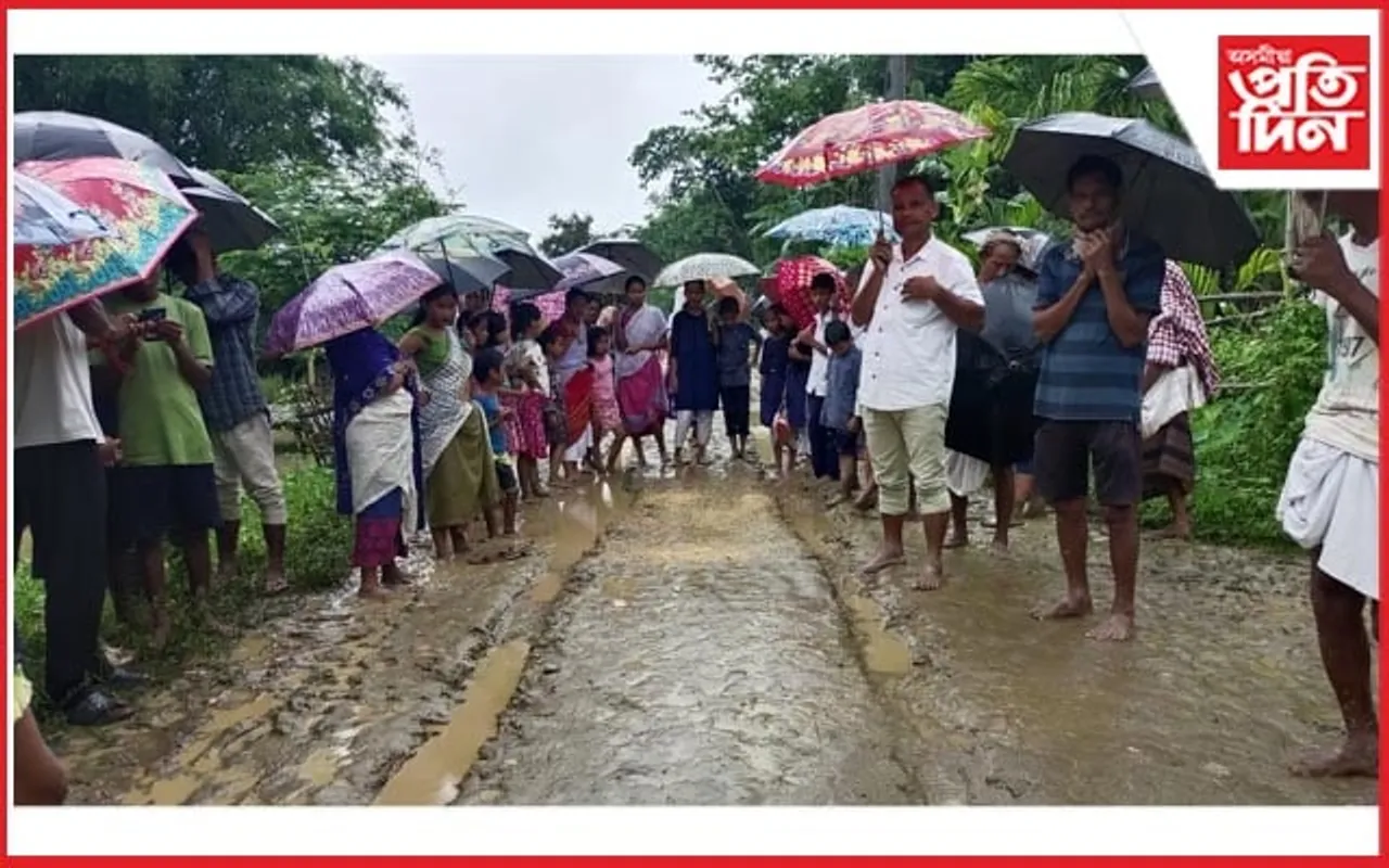 পথৰ ওপৰত কঠিয়া সিঁচি প্ৰতিবাদ পুৰণি বলাই গাঁৱবাসীৰ 