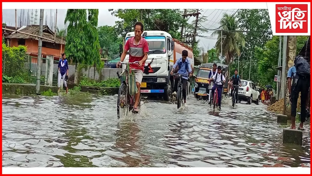 কৃত্ৰিম বানপানীৰ প্ৰতিযোগিতা! এইবাৰ এজাক বৰষুণতে বুৰিল গোলাঘাট চহৰ...