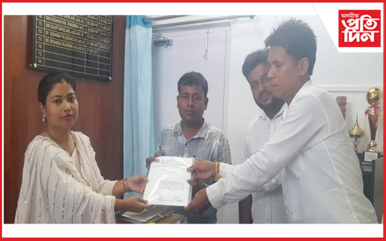 তামুলপুৰত বান পৰিস্থিতি পৰিদৰ্শন কৰি মহকুমাধিপতিক স্মাৰক আছুৰ...