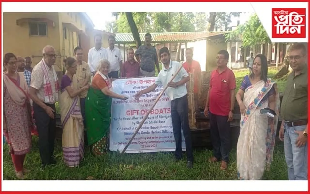 মৰিগাঁও উপায়ুক্ত কাৰ্যালয়ত বন্যাৰ্তৰ বাবে নৌকা উপহাৰ...
