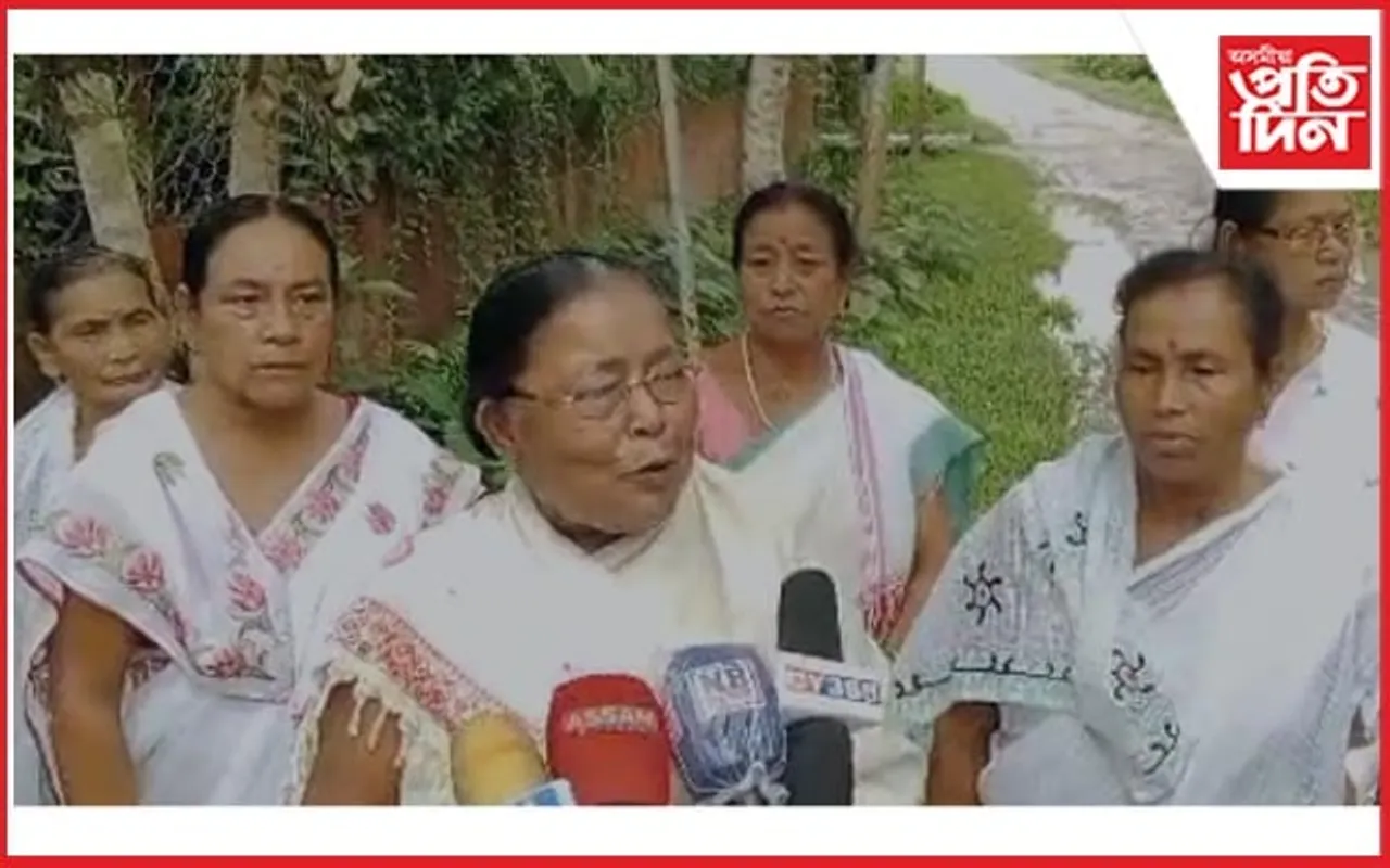 টেঙাখাত সৰু-অভয়পুৰীয়াৰ কদৰ্য পথক লৈ স্থানীয় মহিলাৰ প্ৰতিবাদ 