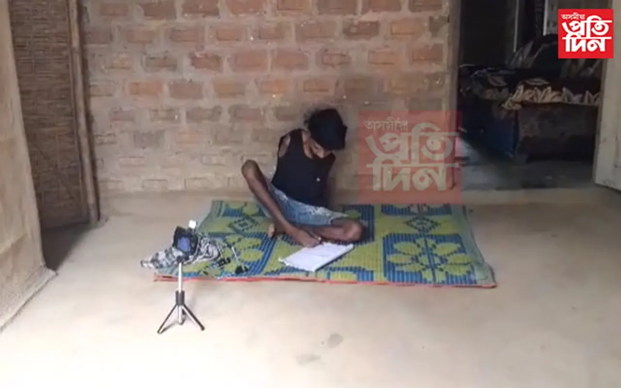 দুহাতহীন হৈও গেম খেলি ধন উপাৰ্জন কৰা এজন যুৱক...