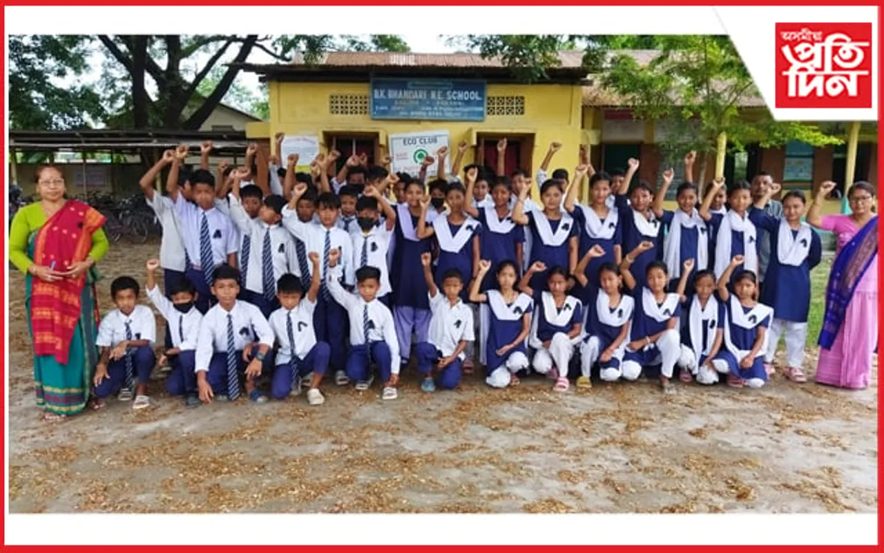 ইংৰাজী ভাষাত গণিত, বিজ্ঞানৰ পাঠদানৰ বিৰোধিতাৰে ক'লা বেজ পৰিধান কৰি প্ৰতিবাদ... 