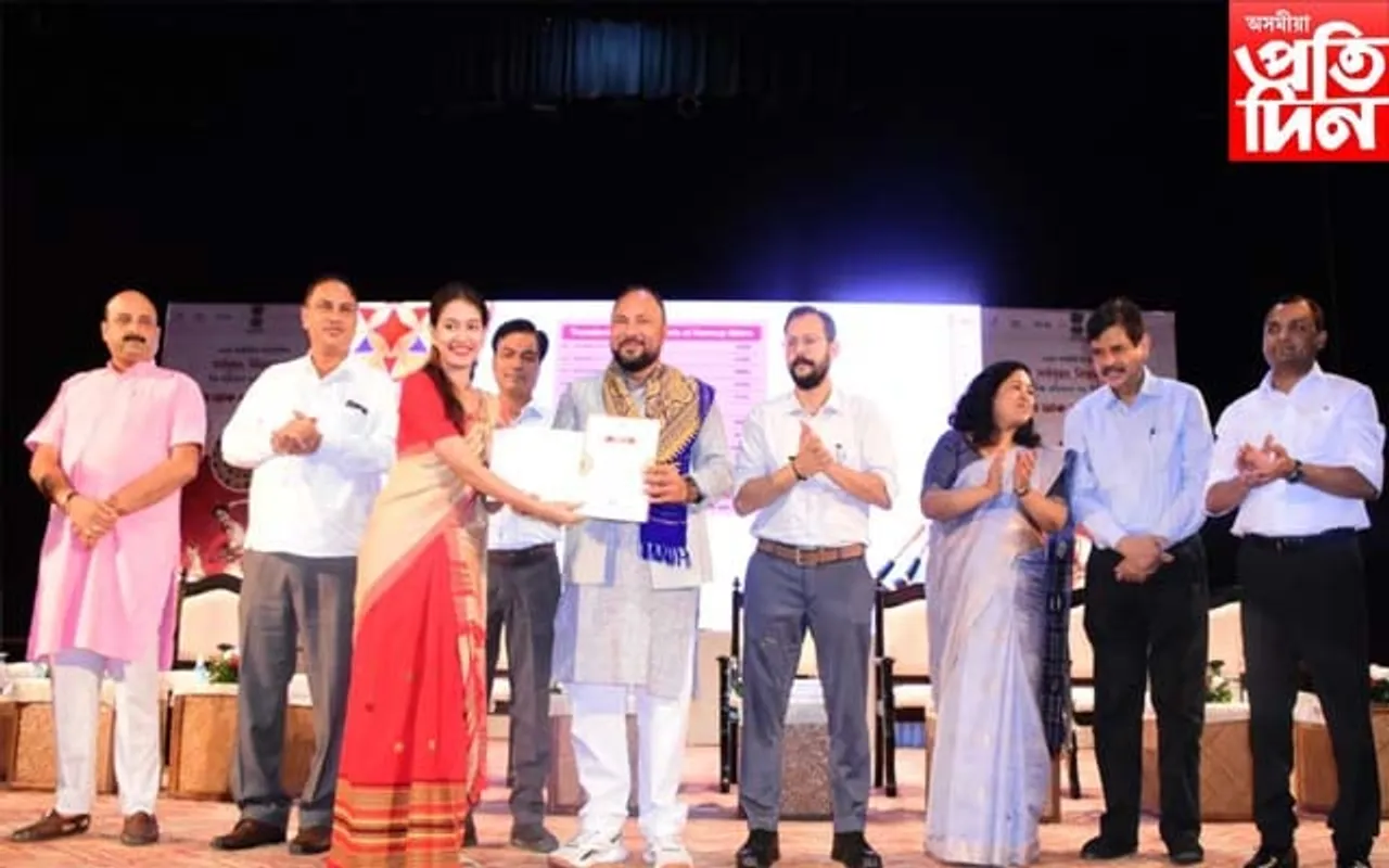 মাছখোৱাত সৰ্ববৃহৎ বিহু নৃত্যৰে বিশ্ব অভিলেখ গঢ়া শিল্পীক প্ৰমাণপত্ৰ, মাননি প্ৰদান...