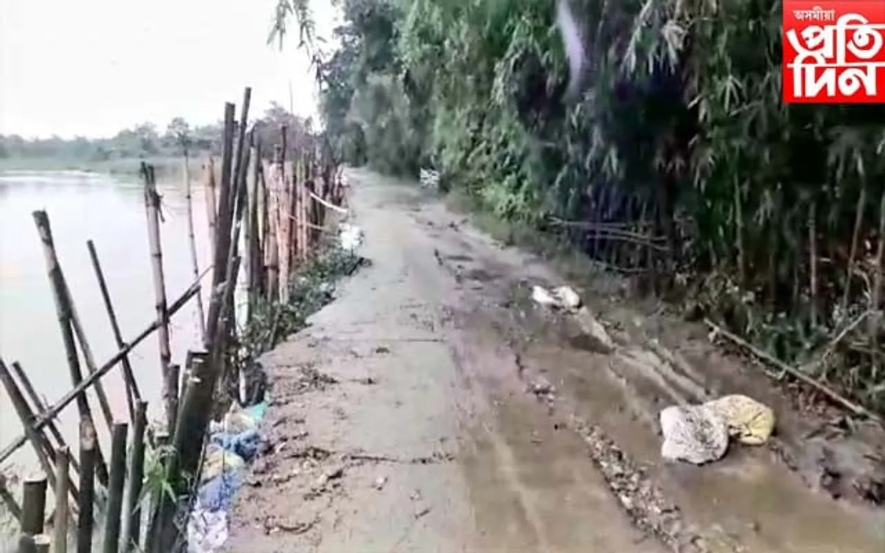 ঘিলামৰাত এটি মূলপথৰ জৰাজীৰ্ণ অৱস্থা: কাণসাৰ নাই বিভাগীয় কৰ্তৃপক্ষৰ...