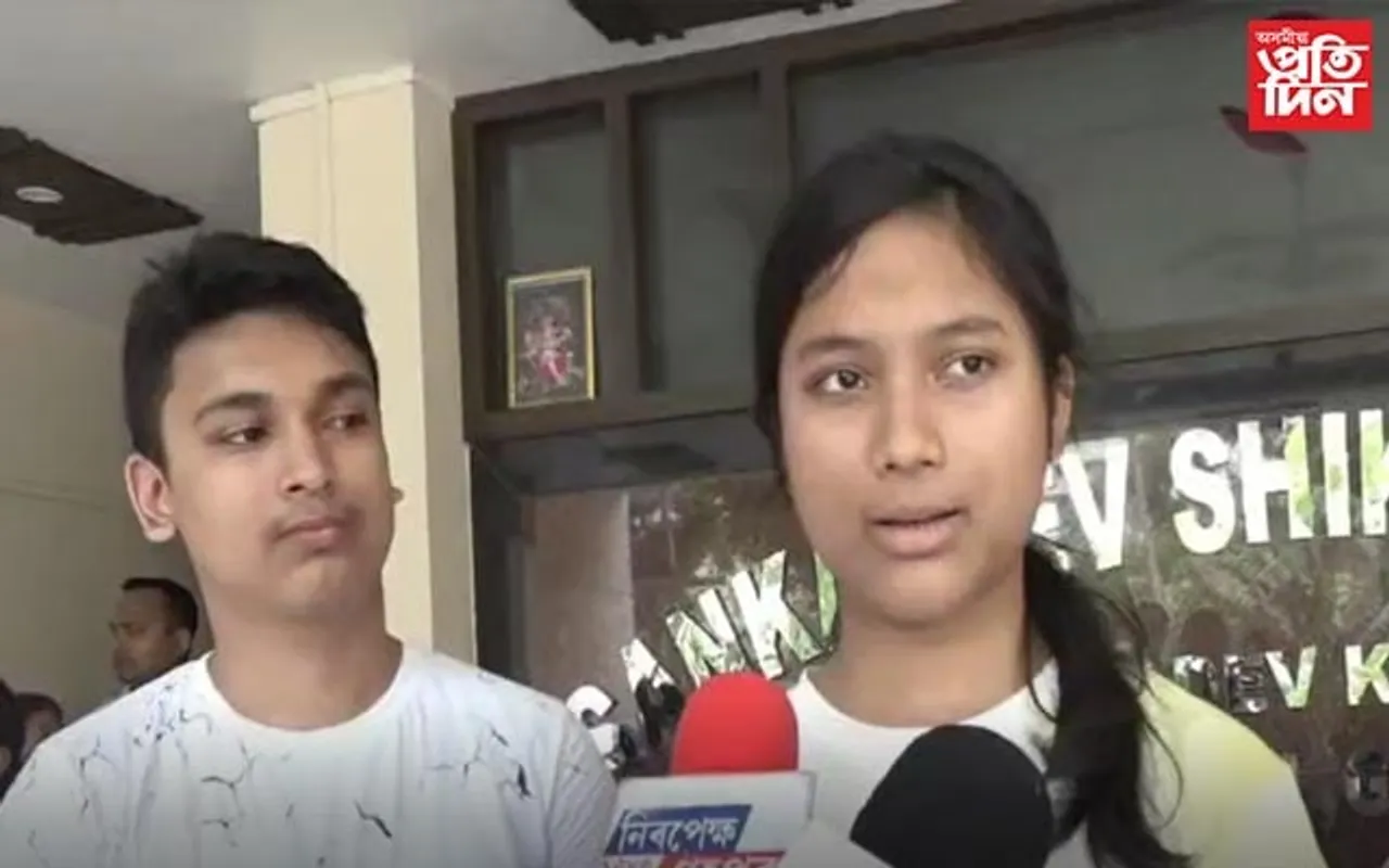 উচ্চ শিক্ষাৰ বাবে গহপুৰৰ এখন বিদ্যালয়ত নাম ভৰ্তিৰ বাবে শিক্ষাৰ্থীৰ ভিৰ...