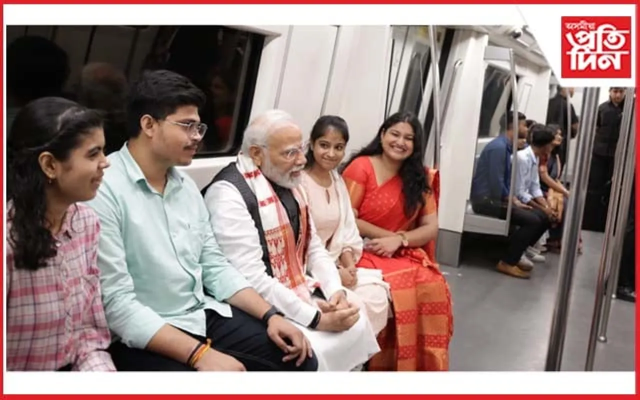 দিল্লীৰ মেট্ৰ'ত মোডীঃ মত বিনিময় কৰিলে সাধাৰণ যাত্ৰীৰে...