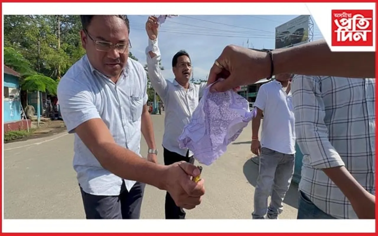 শিৱসাগৰত প্ৰতিবাদকাৰীৰ সৈতে আৰক্ষীৰ খণ্ডযুদ্ধ: মহিলা প্ৰতিবাদকাৰীৰ কাপোৰ ফলাৰ অভিযোগ...