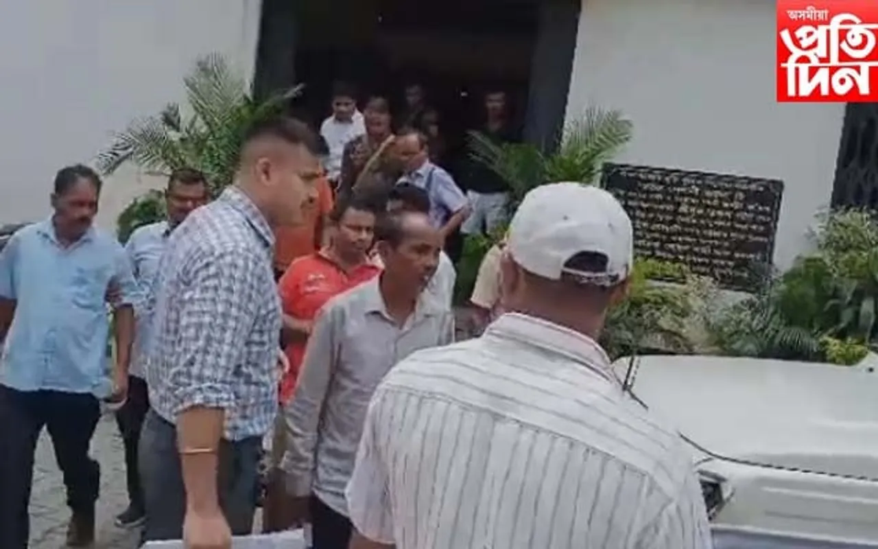সাংবাদিকৰ ভাতৃসহ কোটিটকীয়া চাউল কেলেংকাৰীৰে জড়িত ৭ জনক গ্ৰেপ্তাৰ...