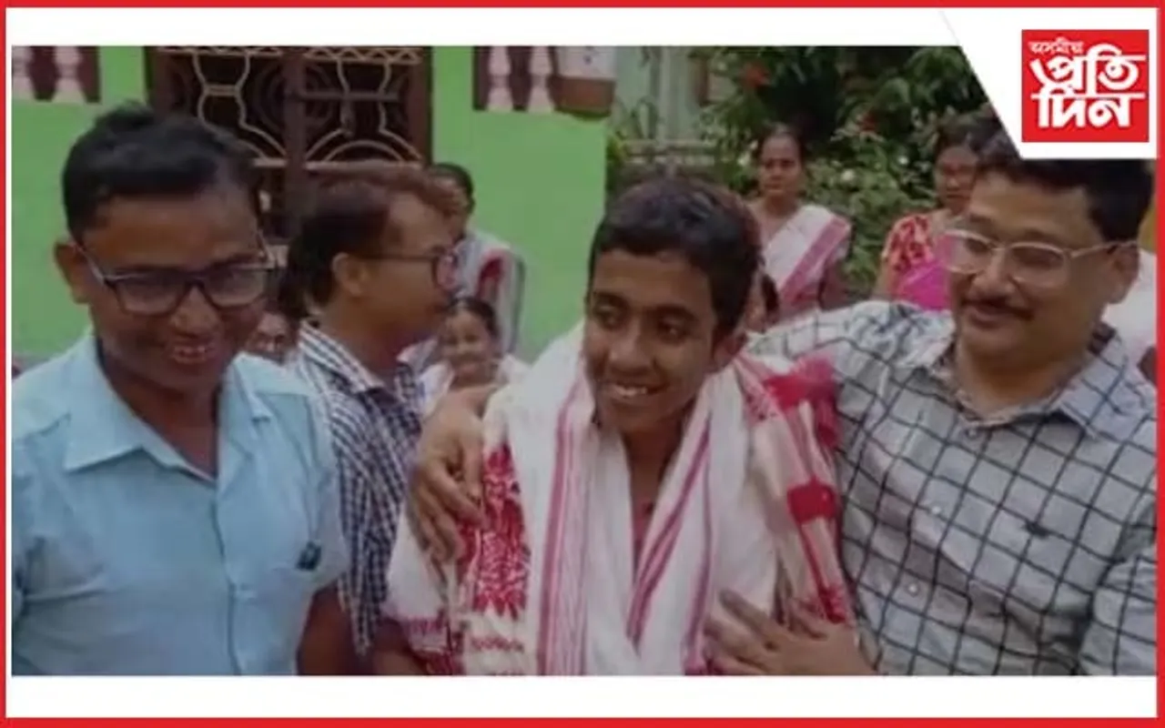 কলা শাখাত প্ৰথম স্থান দখল কৰা সংকল্প জ্যোতিক বিপুল সম্বৰ্ধনা