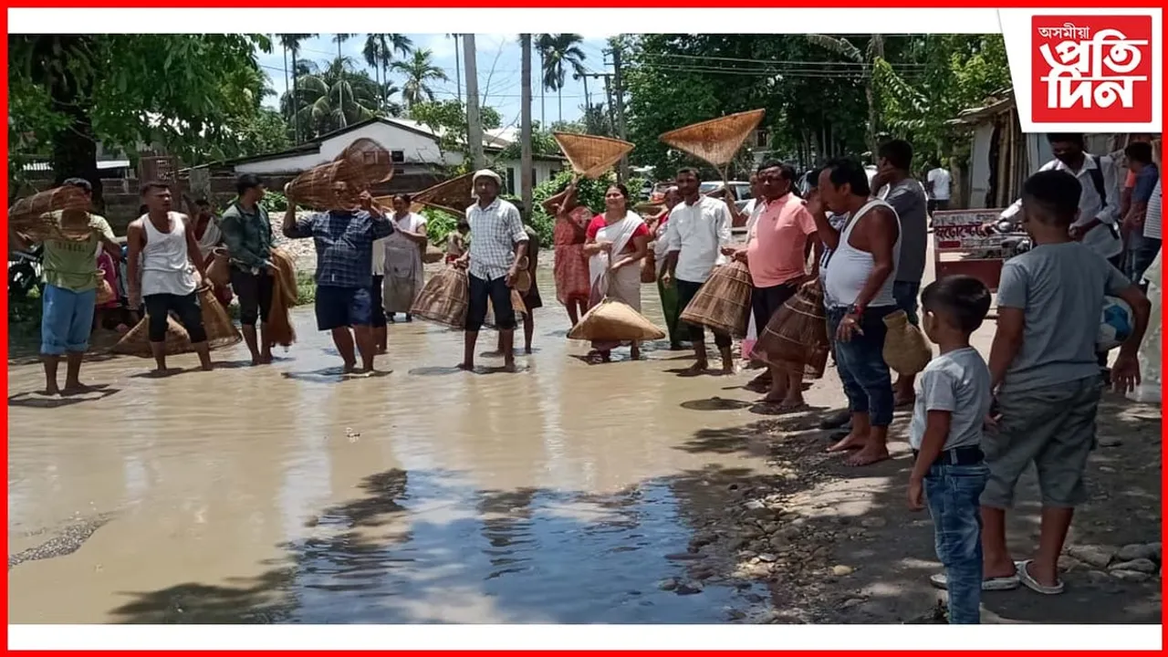 জাকৈ-খালৈ লৈ ৰাজপথত মাছমৰীয়া; পথতে ধৰিল পুঠি-খলিহনা...