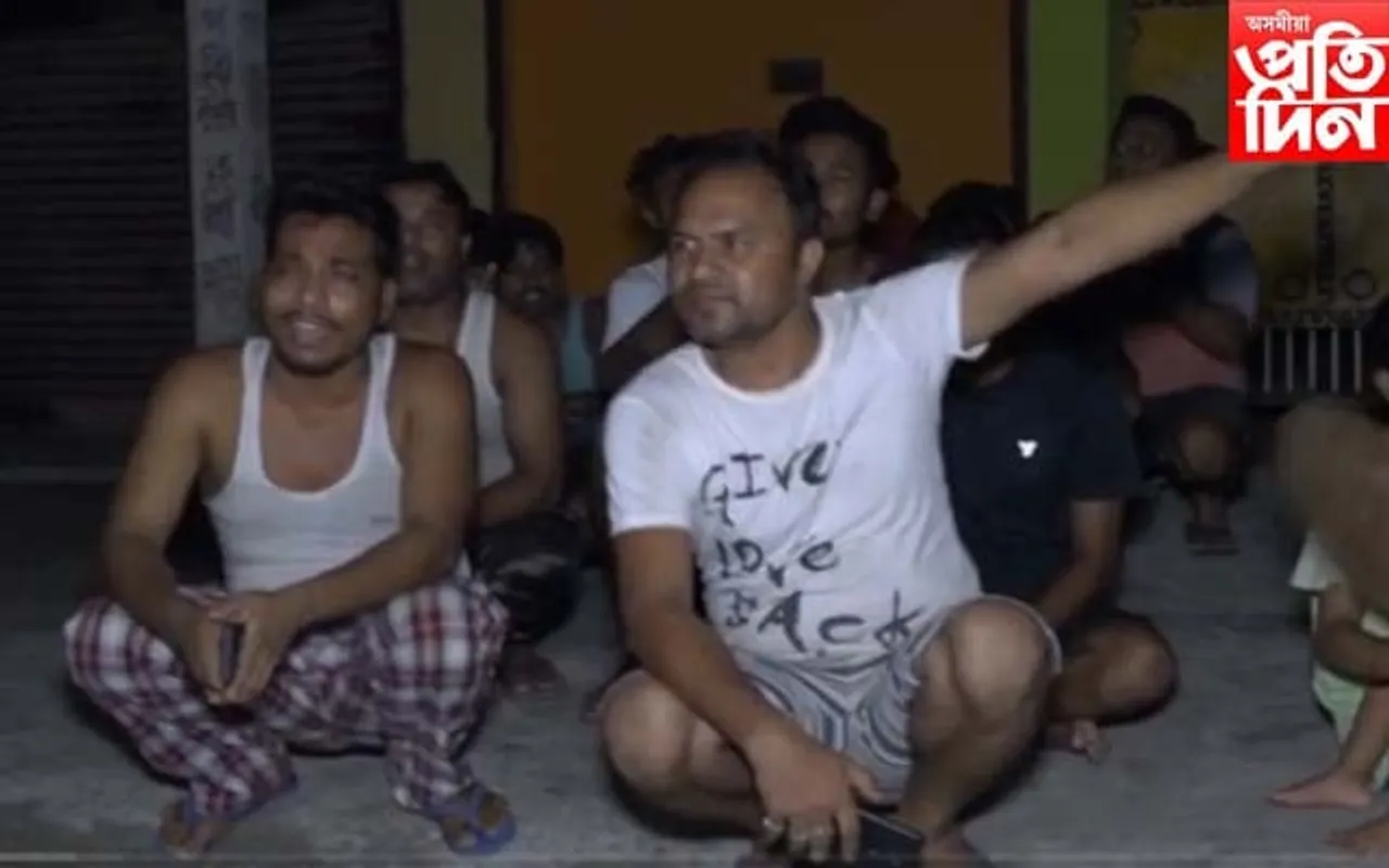 নিশা হ'লেই কৰ্তন কৰে বিদ্যুৎ, বিভাগীয় কাৰ্যালয়লৈ ওলাই আহিল জনতা 