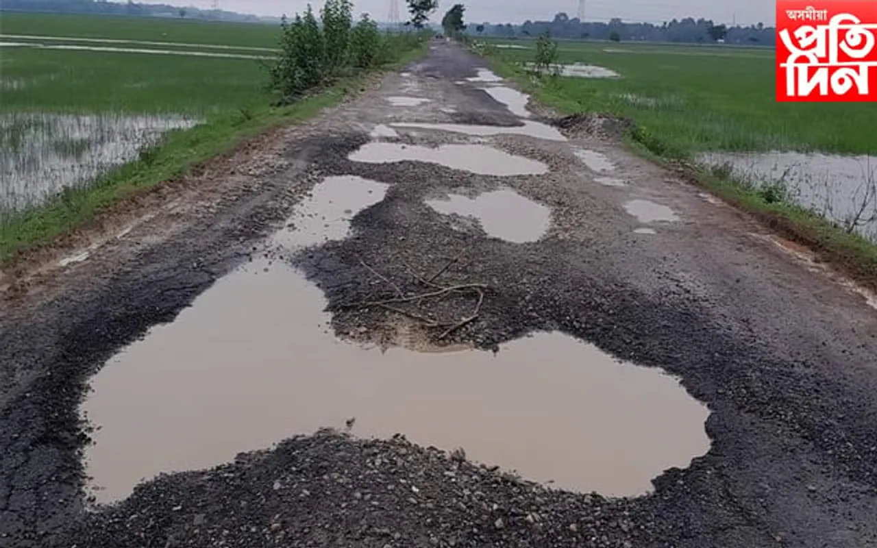 শিল্পী মোহিনী ৰাজকুমাৰীৰ নামত উৎসৰ্গা কৰা পথৰ বিধ্বস্ত ৰূপ, মন্ত্ৰী অতুল বৰাৰ গৃহ সমষ্টিৰ নমুনা...