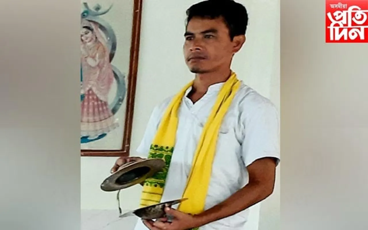 শ্ৰীমন্ত শংকৰদেৱৰ মাৰ্গ দৰ্শনৰ প্ৰচাৰত ব্ৰতী ঢকুৱাখনাৰ এজন বৈষ্ণৱ...