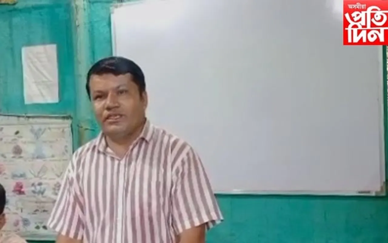 উঃমাঃ পৰীক্ষাত সুখ্যাতিৰে উত্তীৰ্ণ হোৱা ছাত্ৰ-ছাত্ৰীক আৰ্থিক সাহায্য প্ৰদান শিক্ষকৰ