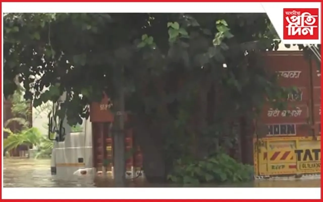 যমুনা নৈৰ বাঢ়নী পানীয়ে বুৰালে দিল্লীৰ একাধিক অঞ্চল : প্ৰশাসনৰ সতৰ্কবাণী 