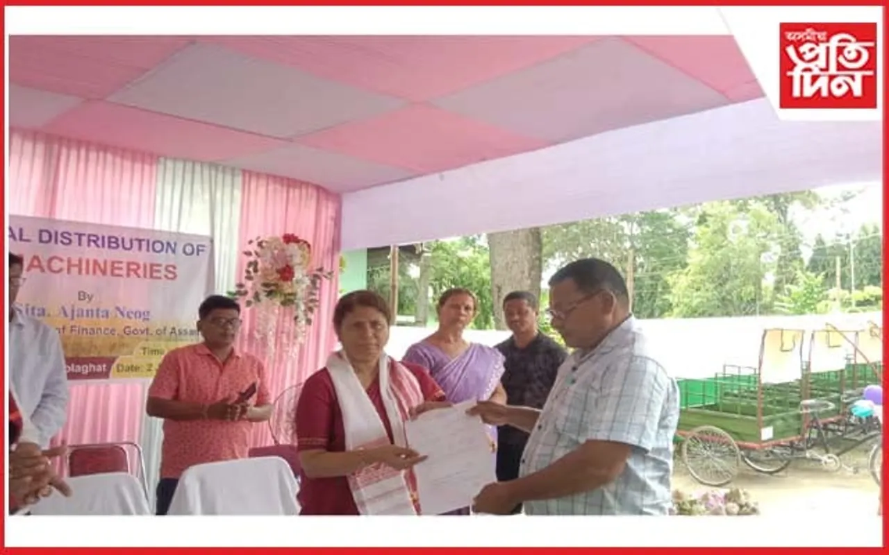 গোলাঘাটত কৃষি সঁজুলিসহ বিভিন্ন যন্ত্ৰ বিতৰণ মন্ত্ৰী অজন্তা নেওগৰ...