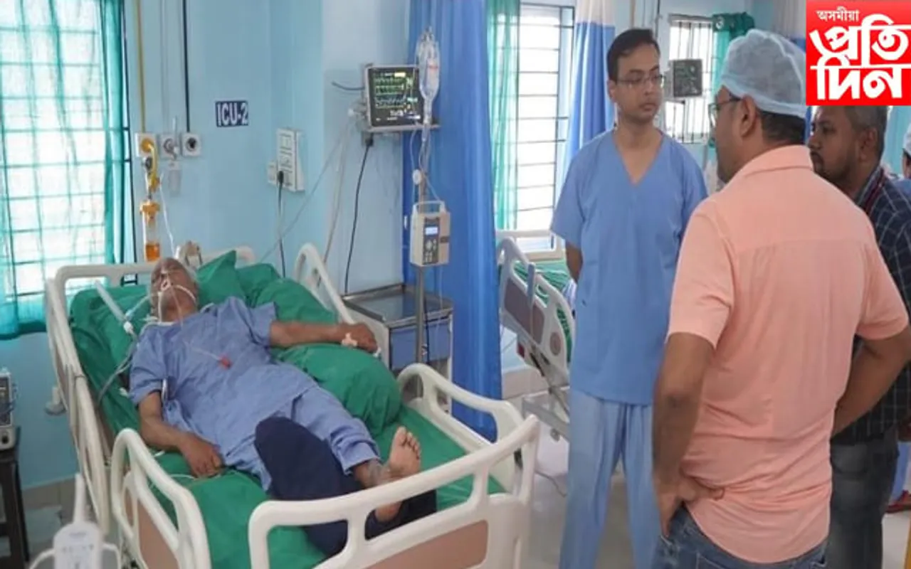 নগাঁৱৰ সমাজকৰ্মী মুকুট ভূঞা চিকিৎসাধীনঃ চিকিৎসালয়ত বিধায়ক ৰূপক শৰ্মা