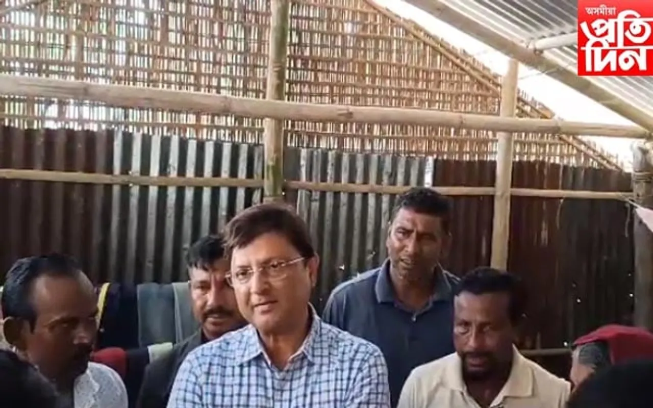 আঁহতগুৰিত গণ প্ৰহাৰত মৃত্যু হোৱা যুৱকৰ ঘৰত জিলা আয়ুক্ত
