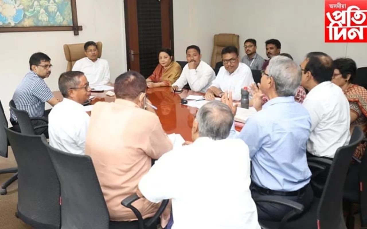 জ্যেষ্ঠ নাগৰিকৰ সৈতে মন্ত্ৰী পিযুষ হাজৰিকাৰ গুৰুত্বপূৰ্ণ আলোচনা
