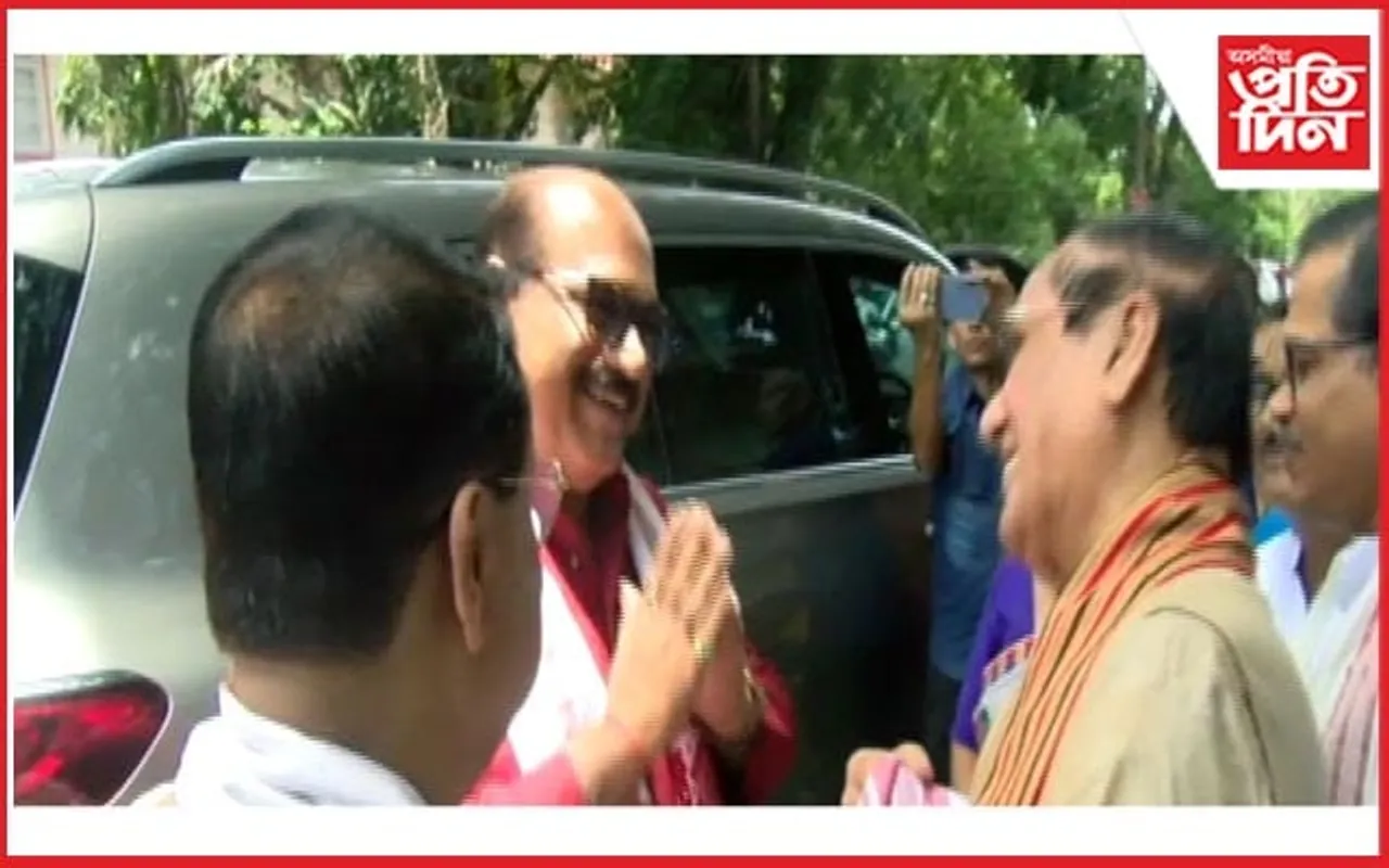 সাদিন-প্ৰতিদিন গোষ্ঠীৰ অধ্যক্ষ জয়ন্ত বৰুৱালৈ দেউৰাম তাচা বঁটা