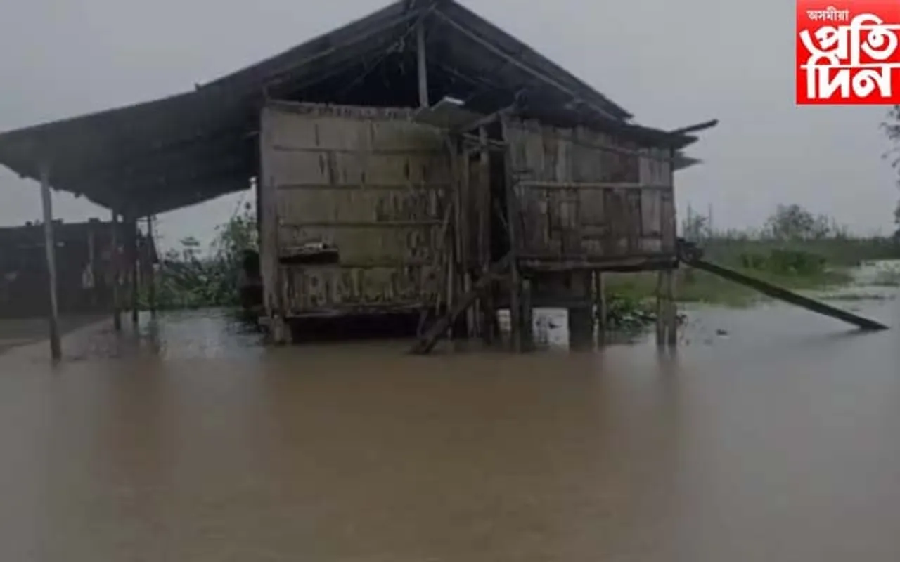 জোনাইত চিয়াং নদীৰ তাণ্ডৱঃ মথাউৰীত আশ্ৰয় জলবন্দীৰ...