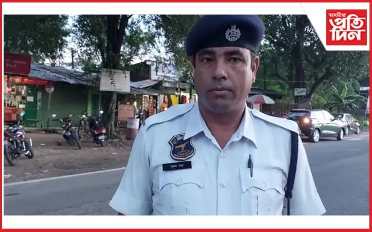 এগৰাকী আৰক্ষীৰ মহানুভৱতা : নিজৰ কান্ধত ওলমাই ৰাখিলে দুৰ্ঘটনাত পতিত মৃতদেহ