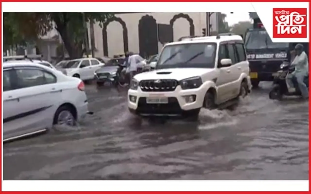 ধাৰাসাৰ বৰষুণ : দিল্লীৰ কেইবাঠাইত স্তব্ধ যাতায়ত