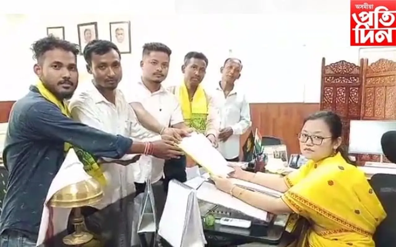 মুছলপুৰত জিলা আয়ুক্তক স্মাৰক পত্ৰ প্ৰদান আক্ৰাছুৰ...