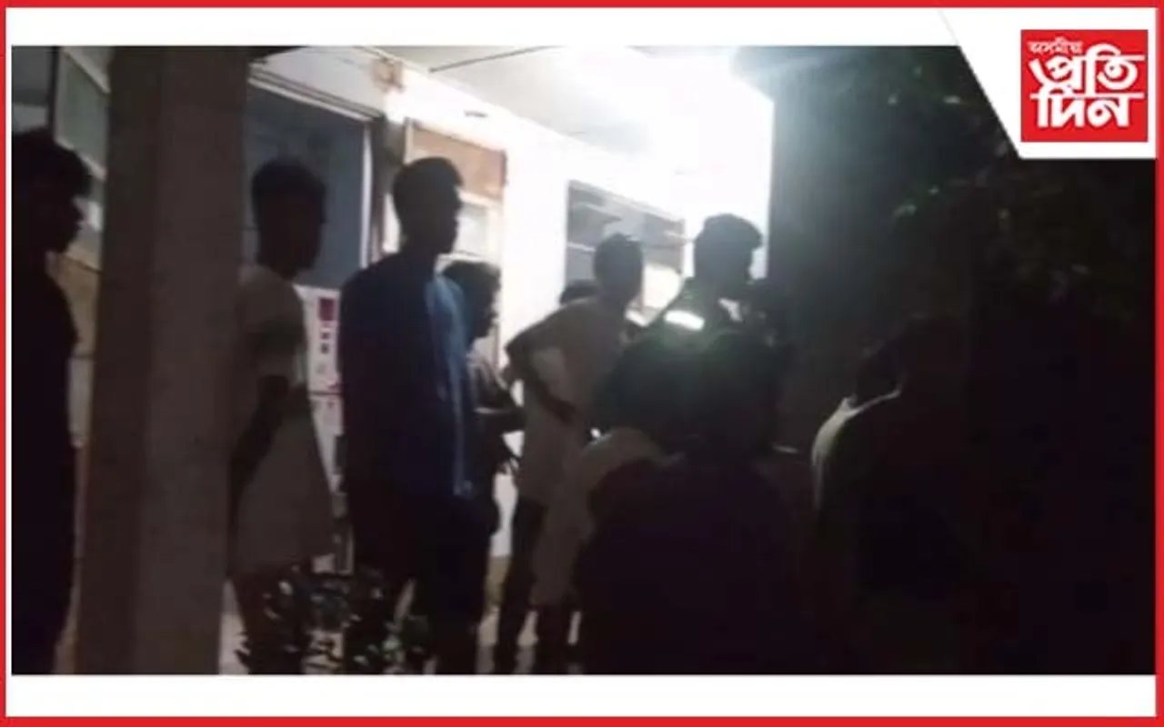 অতিষ্ঠ ৰাইজঃ বিদ্যুৎ কৰ্তনক লৈ নিশাই লেটেকুজান উপ-কেন্দ্ৰ ঘেৰাও...