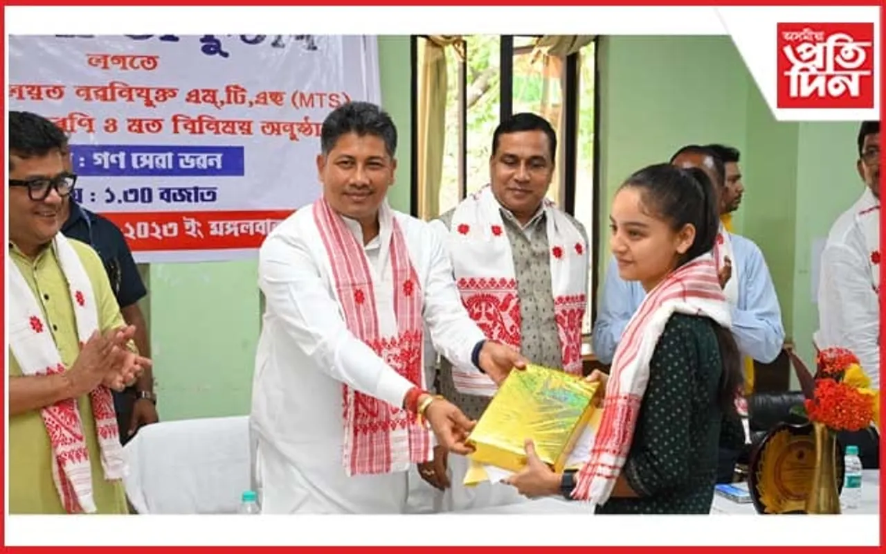 মেট্ৰিকত সুখ্যাতিৰে উত্তীৰ্ণ সচিবালয়ৰ চতুৰ্থ শ্ৰেণীৰ কৰ্মচাৰীৰ কৃতি ছাত্ৰ-ছাত্ৰীক সম্বৰ্ধনা...