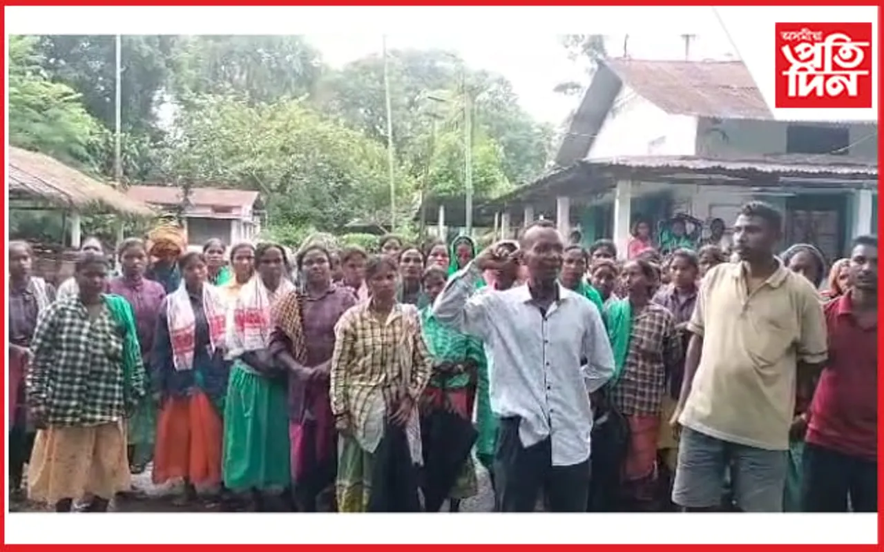 জামুগুৰিহাটৰ টুপিয়া চাহ বাগিচাত শ্ৰমিকৰ ধৰ্ণা