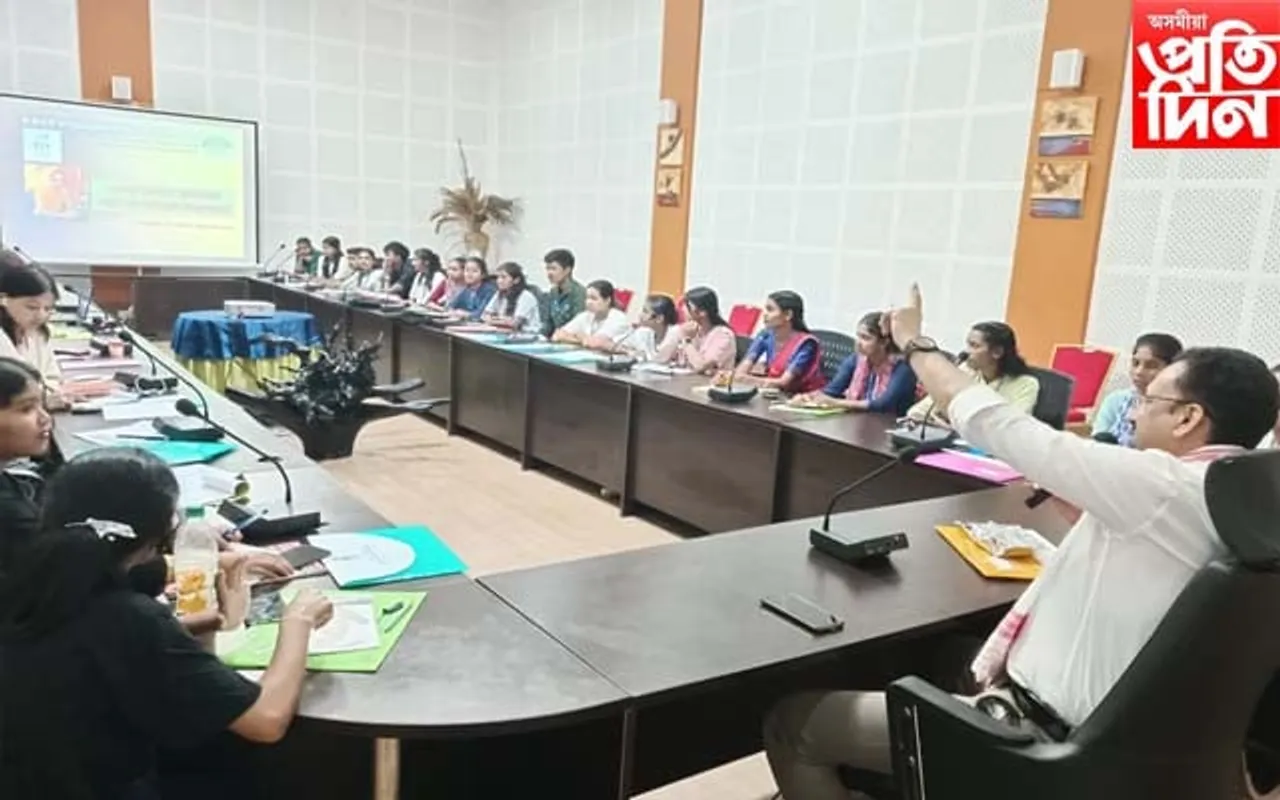 কাজিৰঙাত 'অধ্যয়ন চক্ৰ'ৰ উদ্যোগত আয়োজন সাংবাদিক কৰ্মশালা...