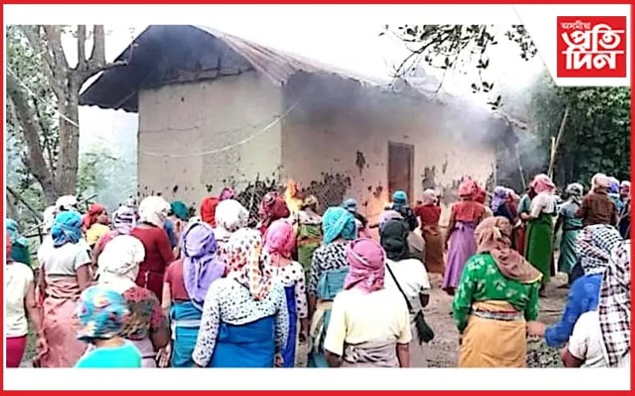 মণিপুৰ কাণ্ডৰ অন্যতম অভিযুক্ত হুইৰেম হেৰোডাছ মেইটেইৰ ঘৰ জ্বলাই দিলে একাংশ উত্তেজিত মহিলাই