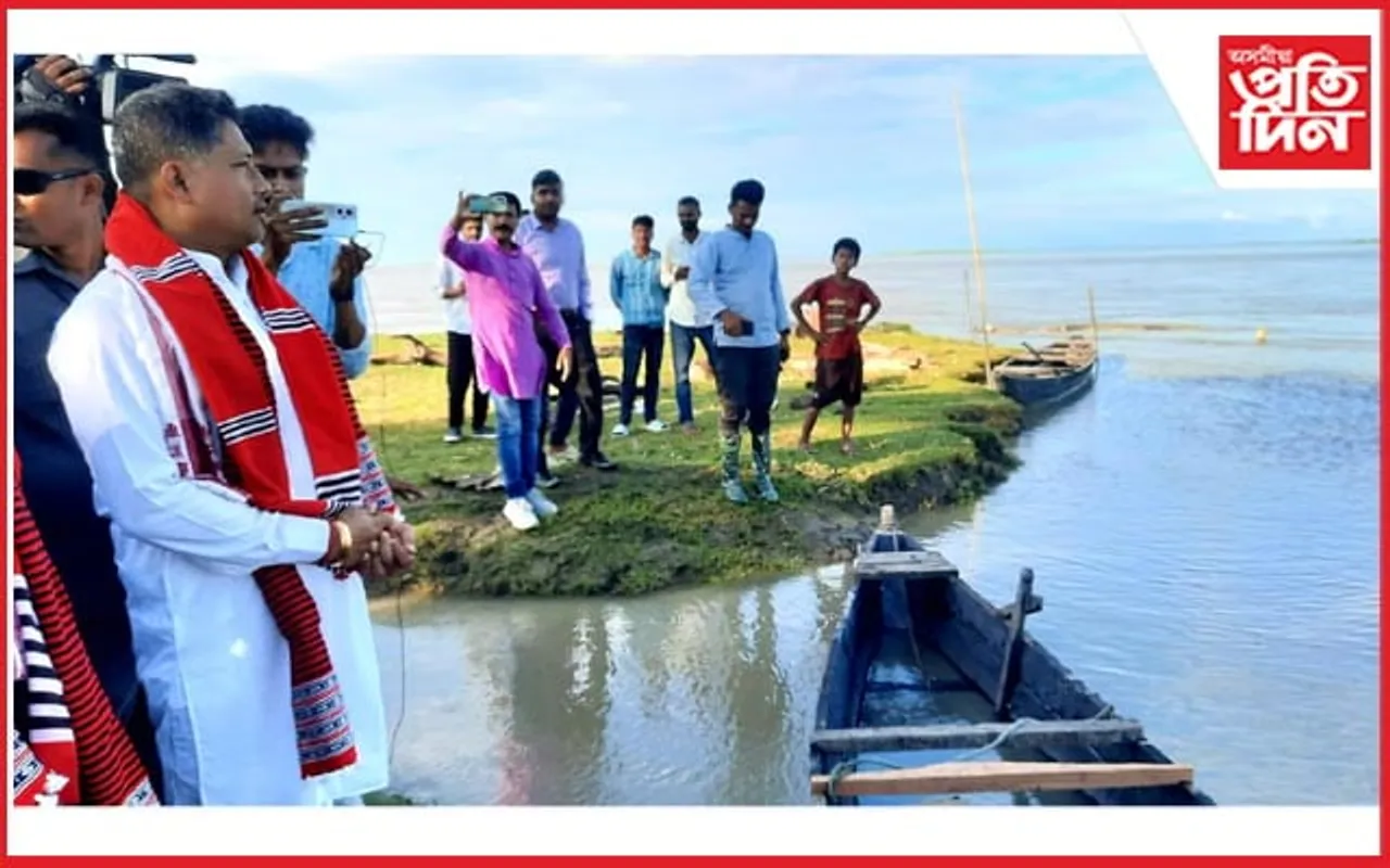 ঢকুৱাখনাৰ খহনীয়া এলেকা পৰিদর্শন মন্ত্ৰী পীযুষ হাজৰীকাৰ