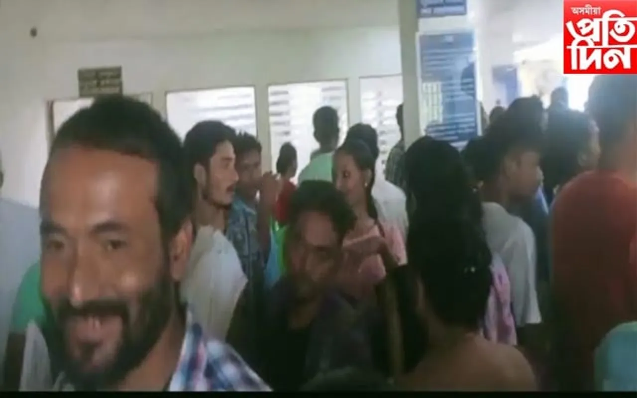 ঢকুৱাখনা SBI ত গ্ৰাহকৰ ক্ষোভ
