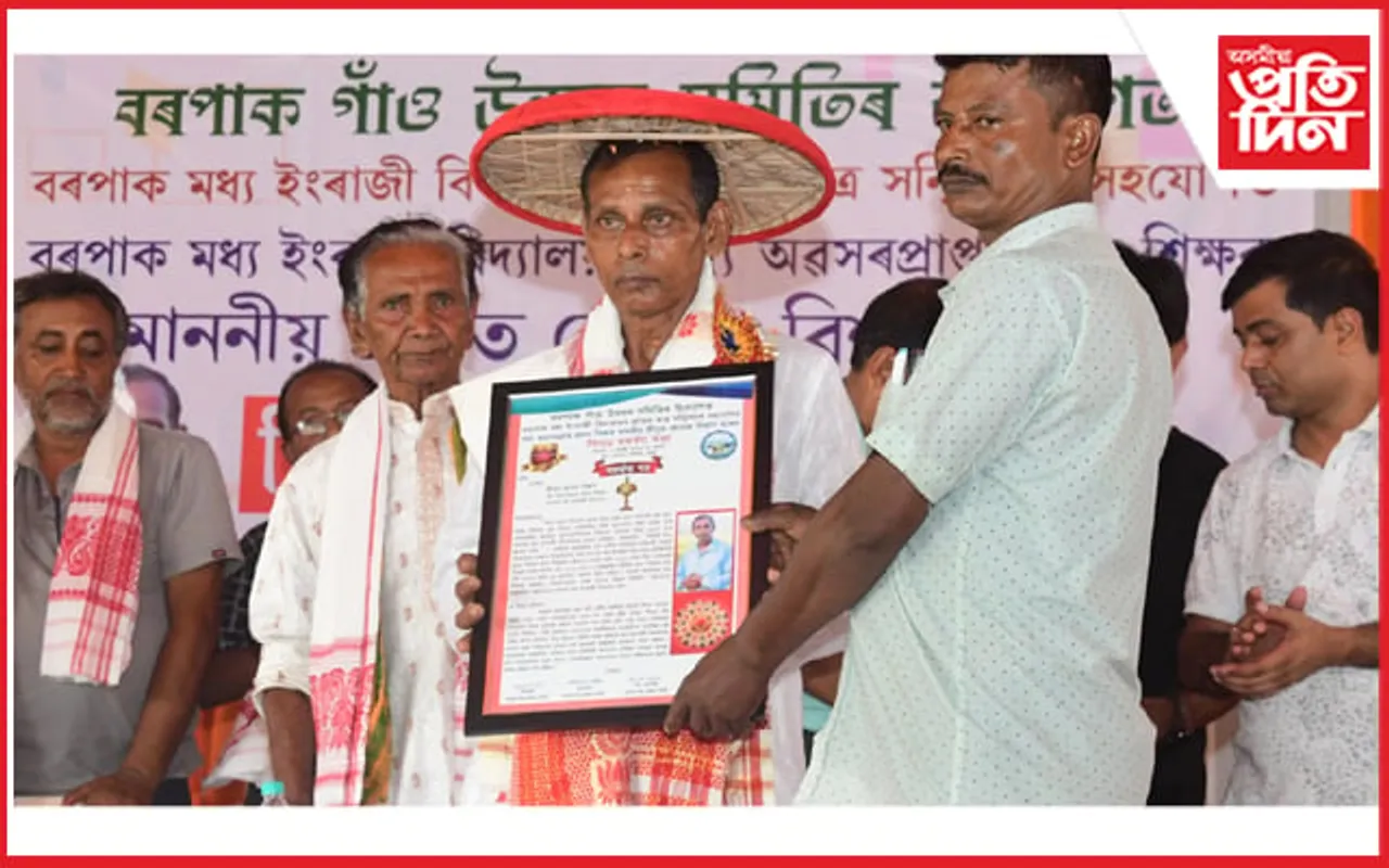 ৩১ বছৰ বিনা বেতনে শিক্ষকতা কৰি টিউটৰ হৈ অৱসৰ লোৱা হেমেন্দ্ৰ বিশ্বাসক সম্বৰ্ধনা  