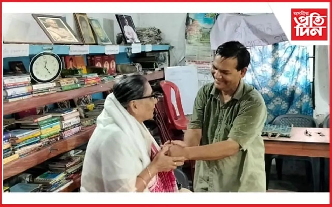 কবি নীলমণি ফুকনৰ চিতা ভষ্ম বিসৰ্জনঃ আজাদ পুস্তকালয়ত পত্নী দুলুমণি ফুকন