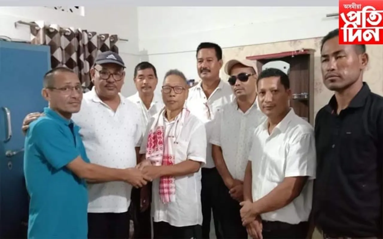 মিচিং আধুনিক গীতৰজনক শিল্পী গজেন নৰহ অসুস্থ,বিনামূল্যে চিকিৎসাৰ প্ৰতিশ্ৰুতি ডাঃ হেমহৰি পেগুৰ