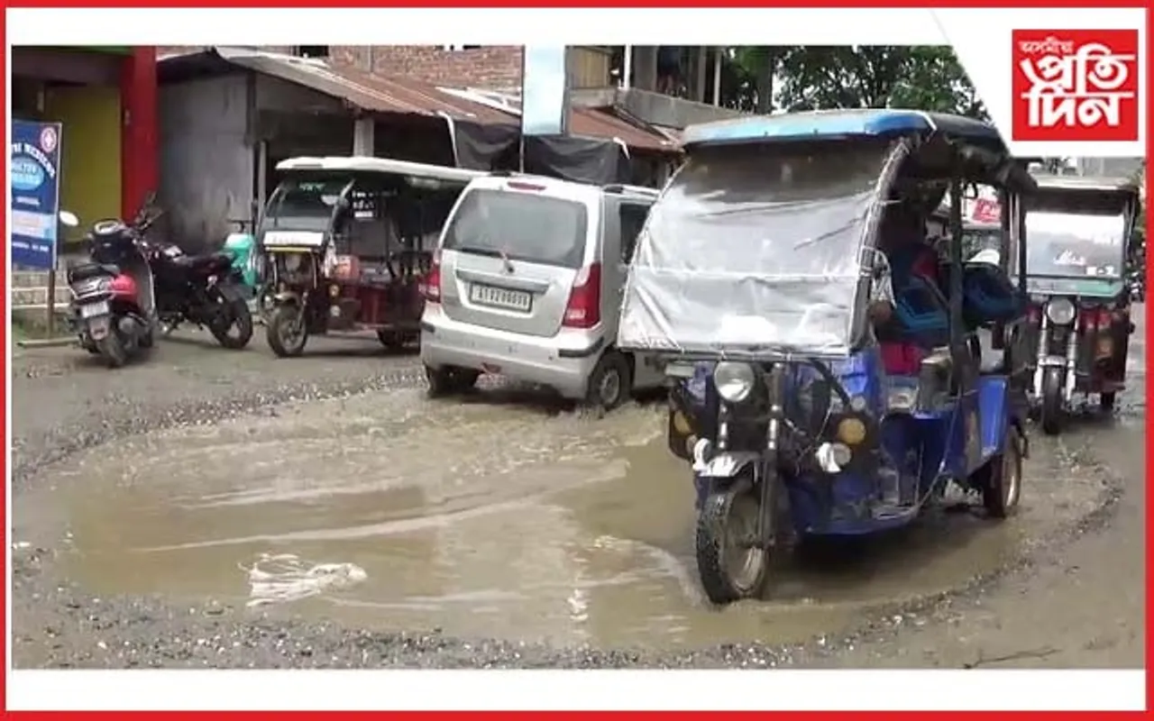 বৰহোলাৰ চাৰিআলি-নগাবাট সংযোগী পথৰ মাজত পুখুৰী !